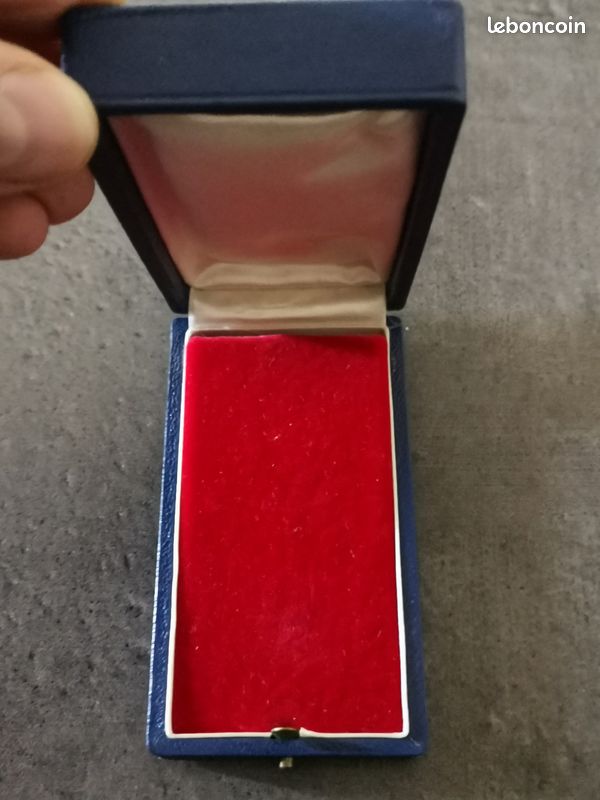 BOITE VIDE ANCIENNE POUR MEDAILLE DECORATION DIM EXT. 11.2*6.3*3 cm (image 1)