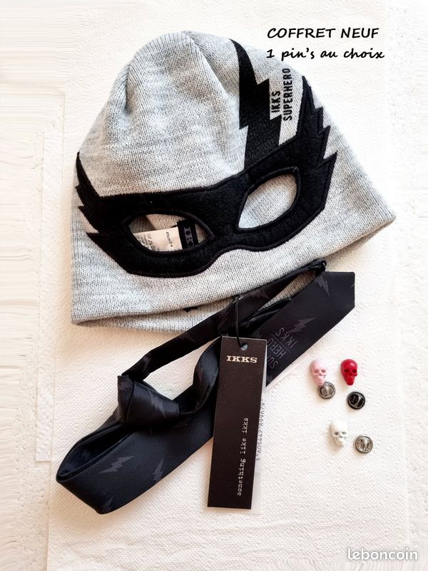 Coffret IKKS bonnet, cravate et un pin's tête de mort NEUF (image 1)