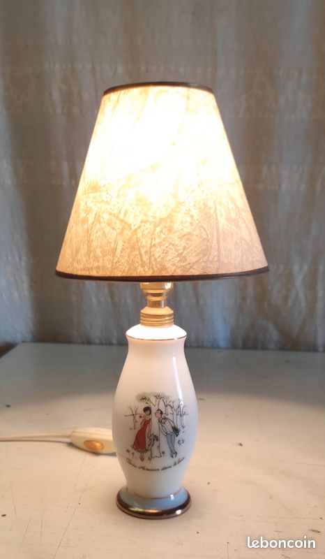 Lampe à poser en opaline illustration R. Peynet - mid. XXeme (image 1)