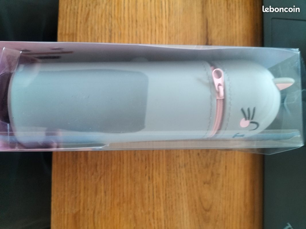 Legami Trousse Kawaii 2-en-1 Patte De Chat En Silicone Souple Violet – Porte-Stylo De Bureau & Étui École Fermeture Éclair, 18.5 Cm, Super Mignon !