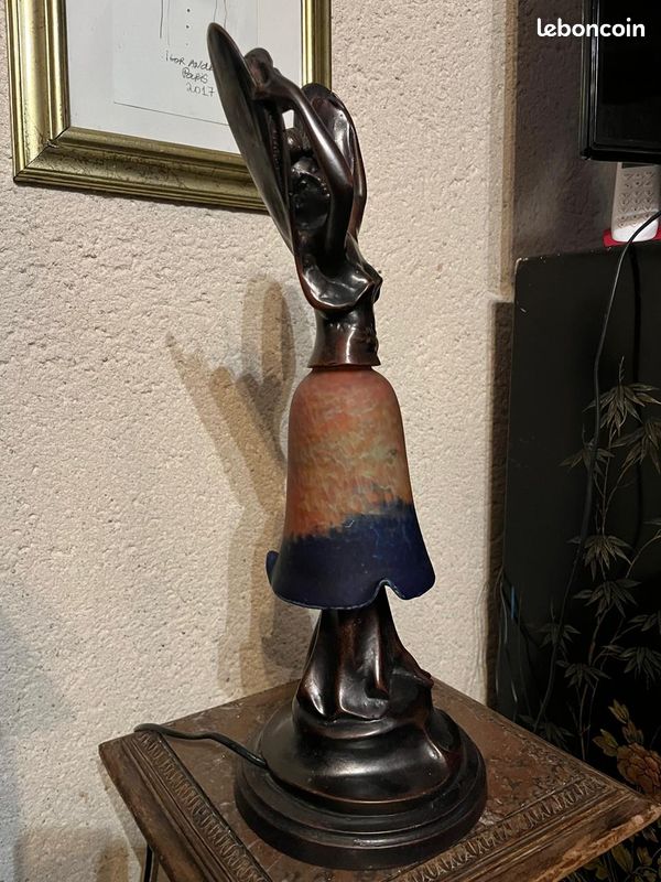 Rare lampe Art Déco en bronze avec un abat-jour en verre, dans le style de Max Le Verrier (image 3)