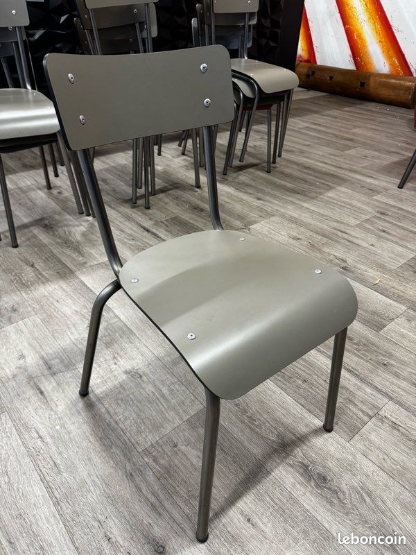Lot de 12 chaises et 5 tables rétro-design « Les Gambettes » (image 4)