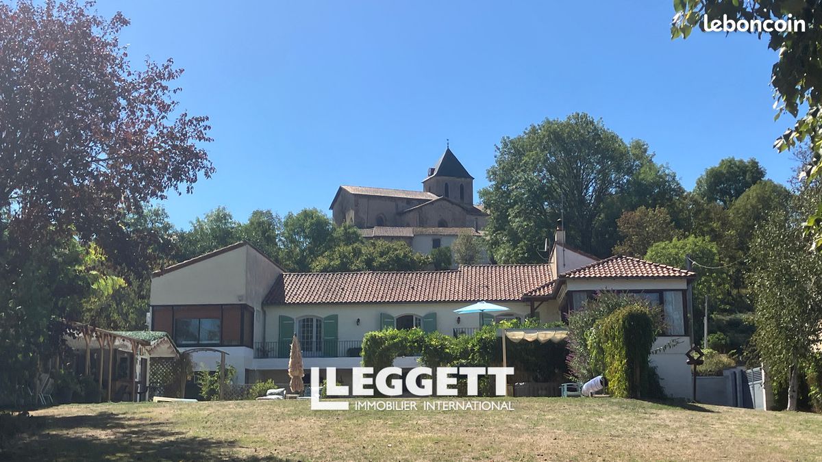 Maison 18 pièces 302 m² · à Availles-Limouzine · 302 m² · 384 000 €