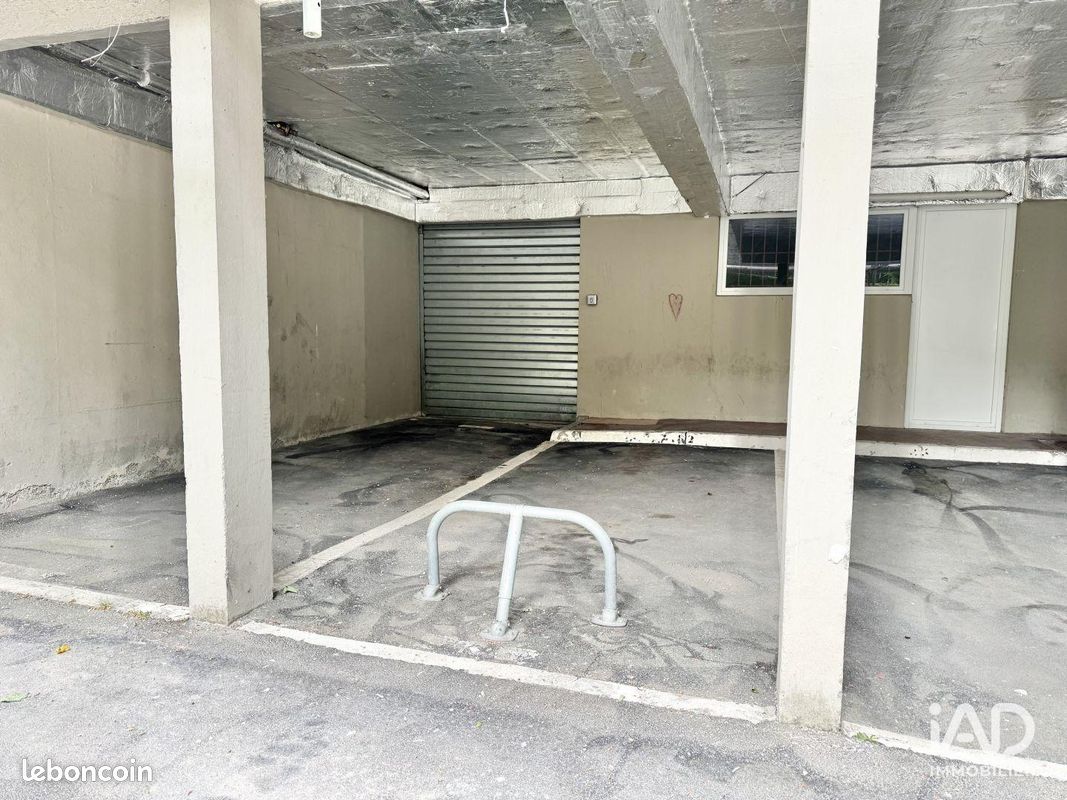 Parking 11 m² · à Combs-la-Ville · 11 m² · 70 €/mois