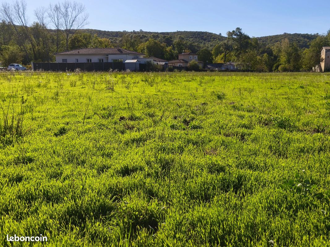 Terrain 829 m² · à Saint-Julien-les-Rosiers · 829 m² · 77 000 €