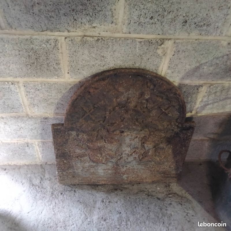 Plaque ancienne de cheminée en fer (image 1)