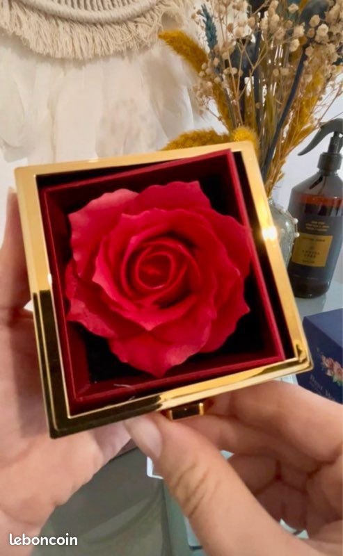 Coffret St Valentin à offrir - Rose Eternelle et Bijou collier (image 1)