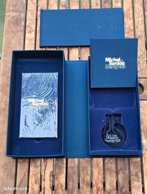 Michel Sardou - Berci 93 - Coffret numéroté - CD - VHS - Livre - Porte clé (image 3)