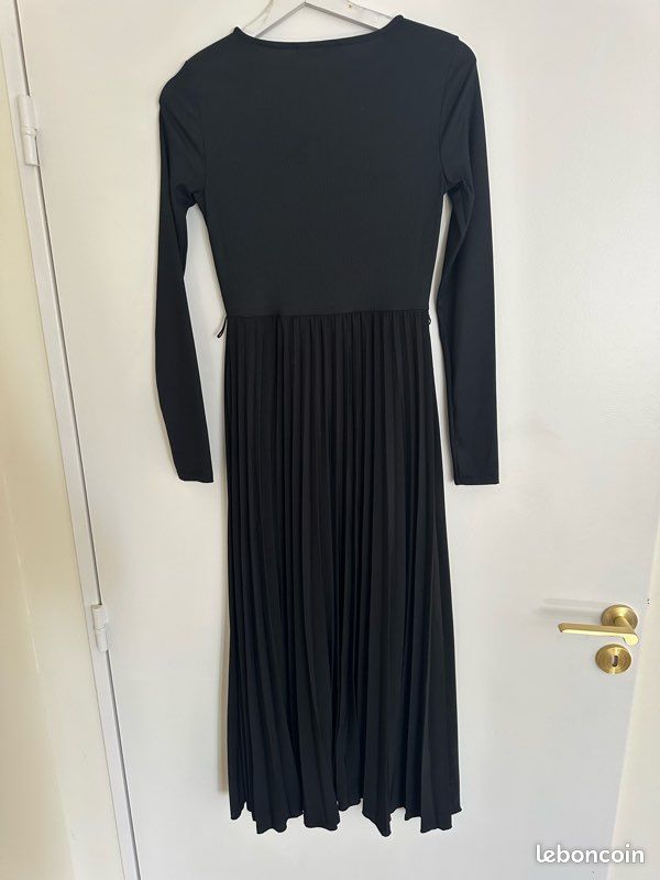 Robe Noire Froissée Mango – Taille XS – État Très Bon – Manches Courtes