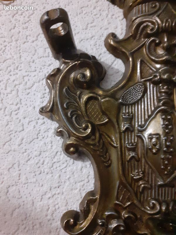 Broche Armoiries Royales En Laiton - Occasion, Pièce Historique à Porter
