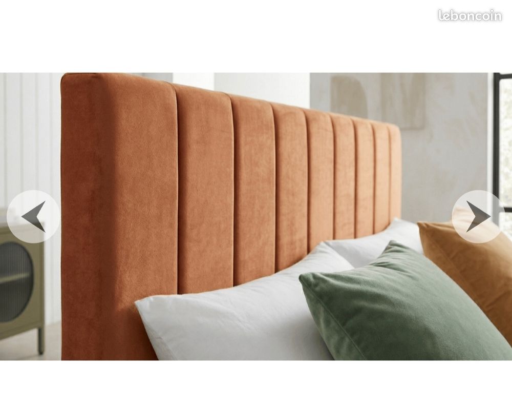 Lit adulte 140x190 cm avec tête de lit capitonnée en velours terracotta (image 1)