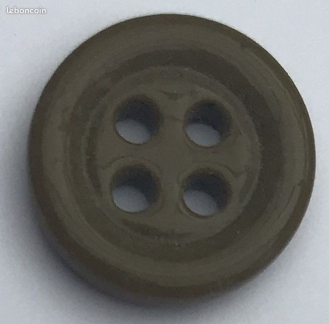 Lot dissociable de 168 boutons anciens "Kaki" en verre de Briare - 13,5 à 14 mm de diamètre (image 1)