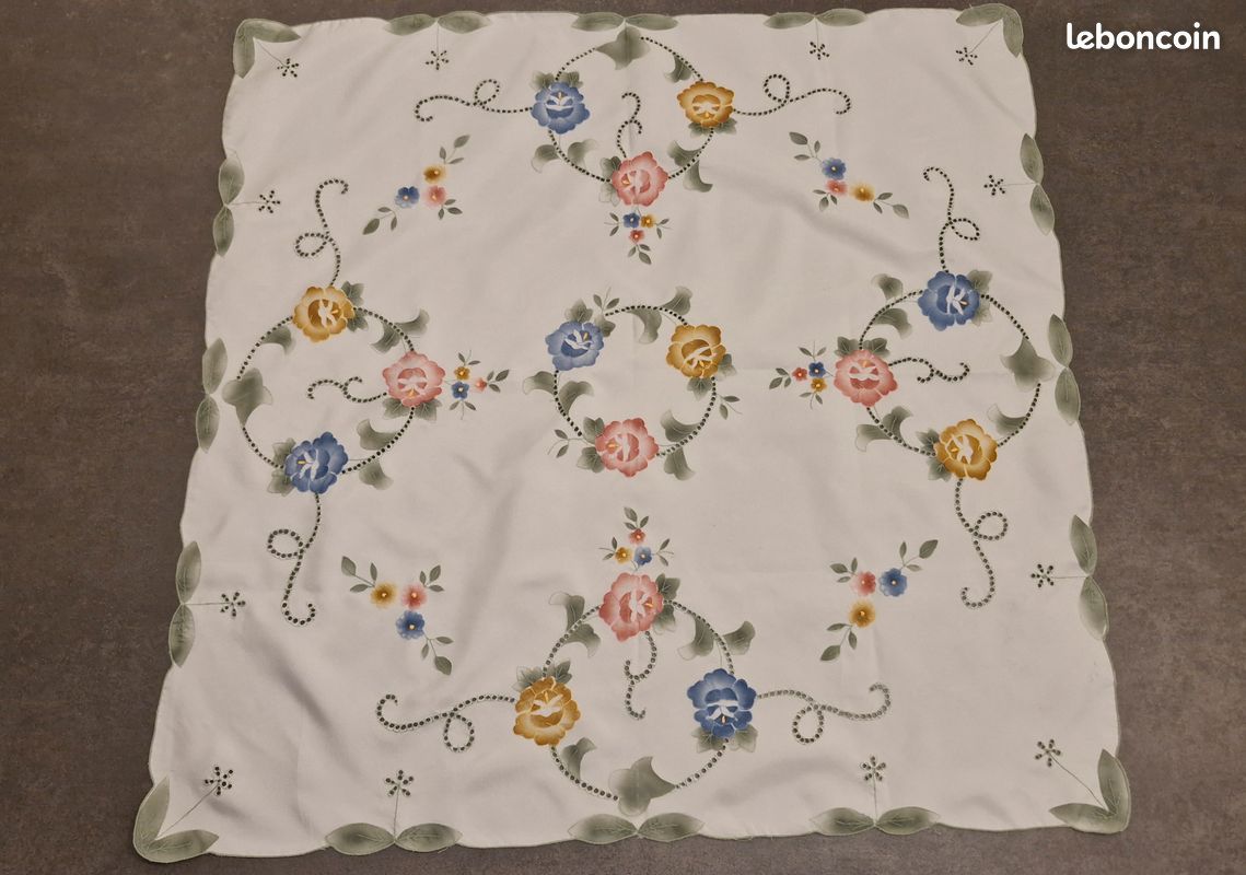 Grand napperon carre brode, 3 roses dans cercle (image 1)