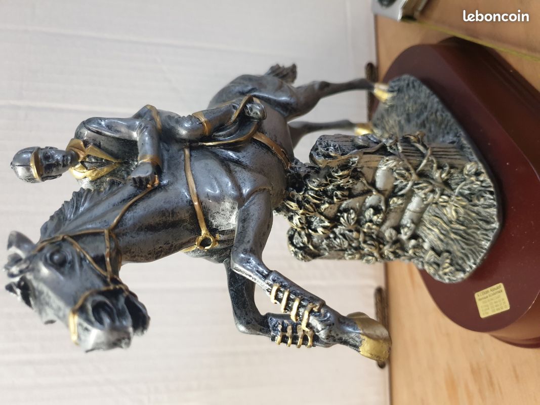Superbe trophée en étain cavalier saut d'obstacles (image 5)