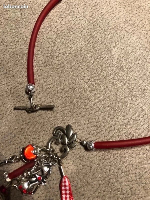 Collier caoutchouc rouge (image 3)