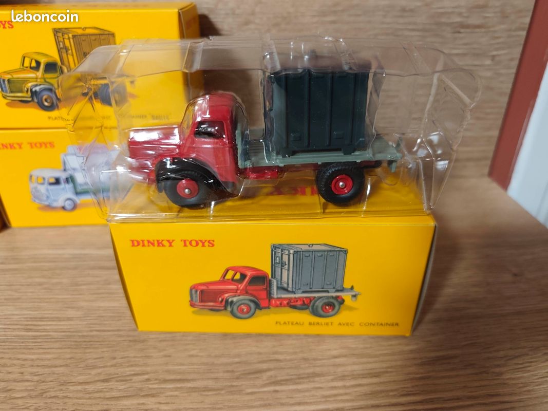 Lot De Camions Berliet Dinky Toys, D'occasion, Vert, Fabriqués En France. Des Miniatures En Métal Pour Collectionneurs De Véhicules Militaires Ou De Camions Anciens. Un Morceau D'histoire.