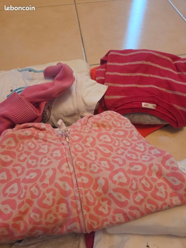 Lots de vêtements fille 4-5 ans
Robes - t-shirt - pull - gilet - veste - leggings (image 9)