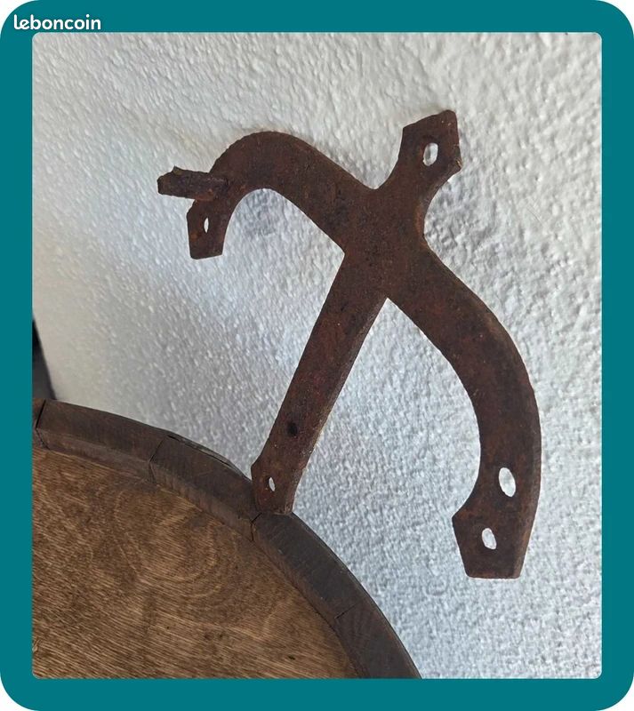 Lot ancien matériel d’écurie en fer forgé – porte-selle, crochet et fer à cheval (image 19)