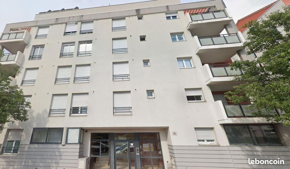 Garage/box Venissieux · à Vénissieux · 100 €/mois
