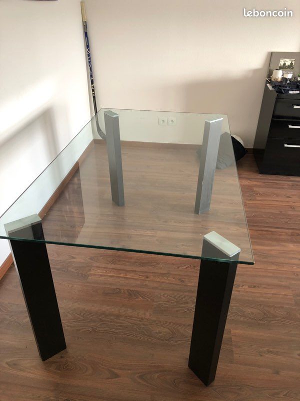Table en verre (image 1)