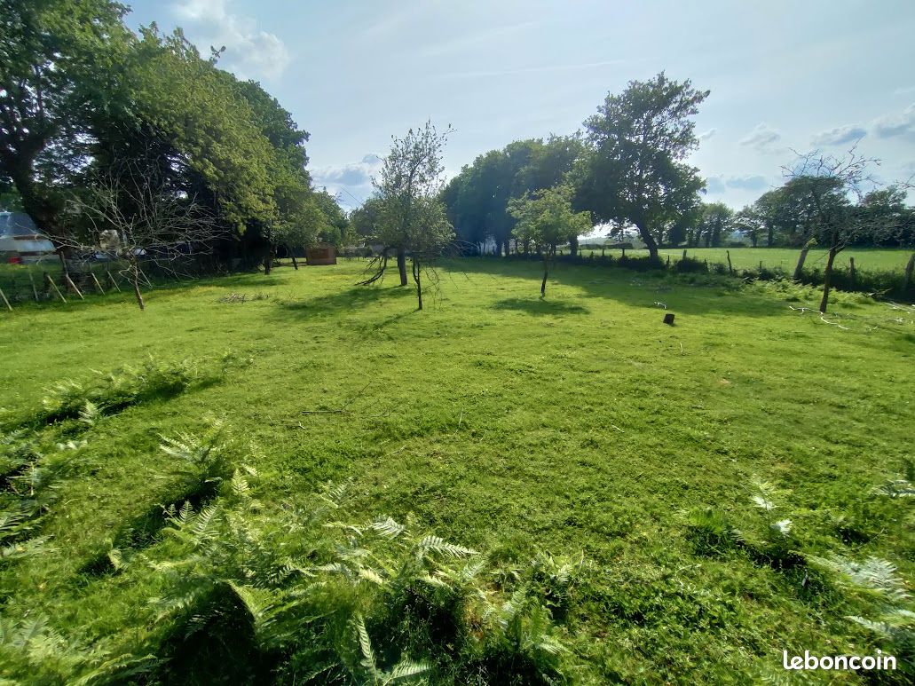 Terrain 1 100 m² Loyat · 28 000 €