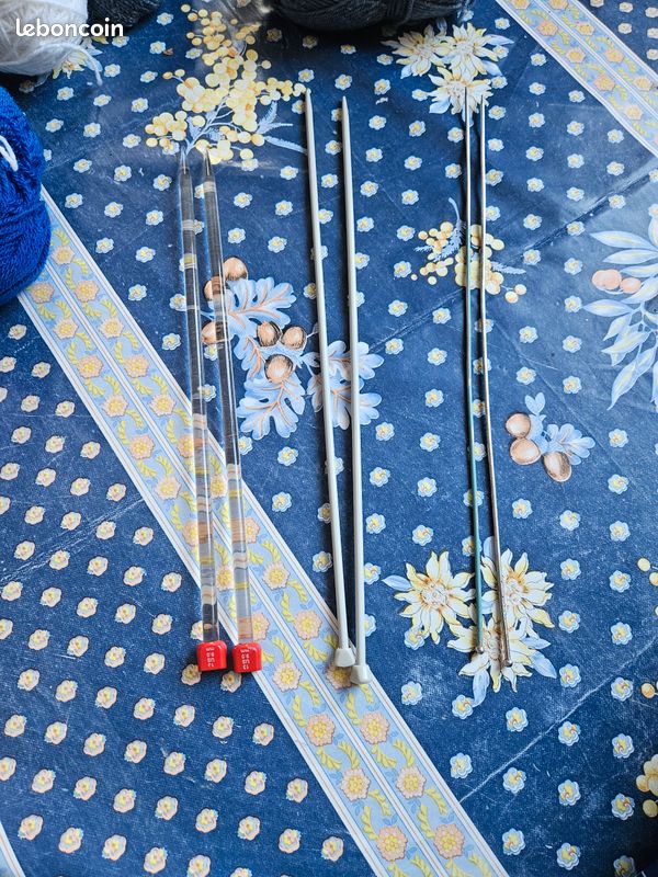 Lot De Laines Bleues Diverses (285g) Avec Aiguilles à Tricoter Offertes - Occasion, Mélange De Neuf Et D'usé