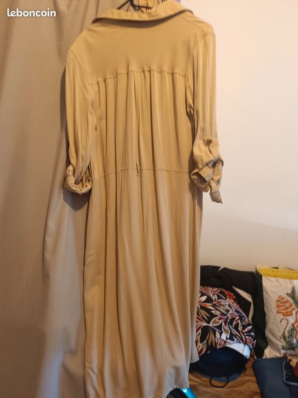 Une robe longue pour l'été couleur marron ceinture à la taille