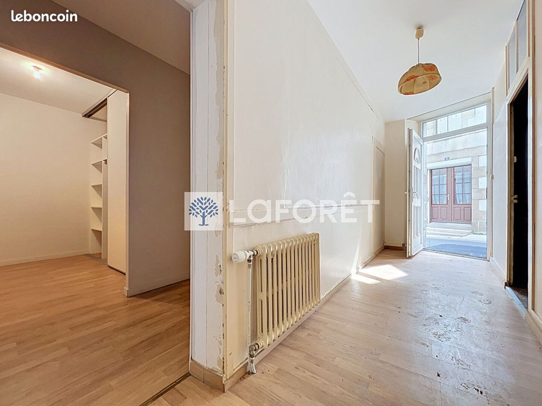 Maison 12 pièces 295 m² · à La Chapelle-Saint-Laurent · 295 m² · 98 890 €