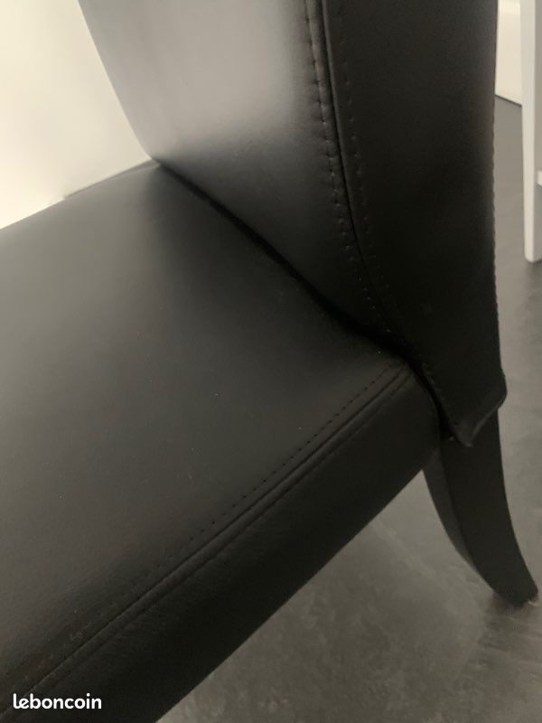 Chaise noire en cuir synthétique (image 7)