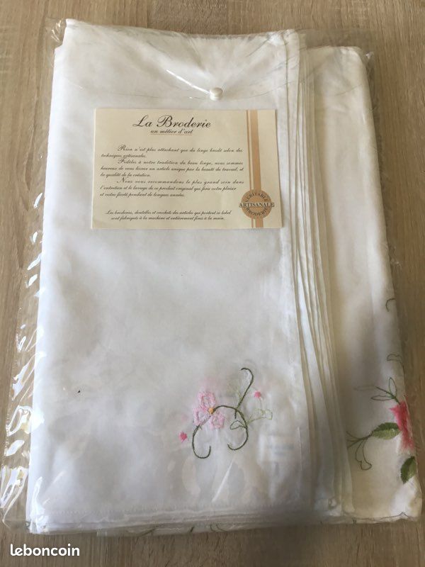 Nappe blanche brodée 250x170 + 12 serviettes (image 1)