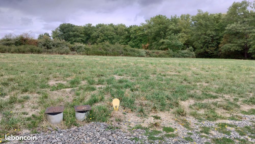 Terrain à bâtir de 1000 m² à ESPINASSE-VOZELLE (03) · 65 000 €