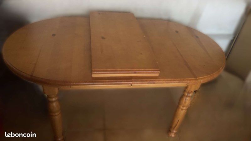 Table et 4 chaises (image 1)