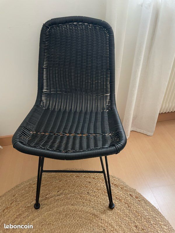 Chaise noire plastique (image 1)