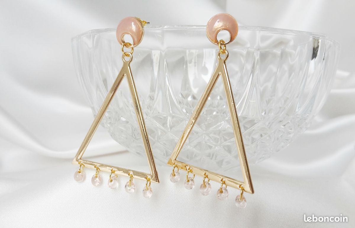 Boucles d'Oreilles triangle doré et gouttes de verres -LILOU- (image 1)