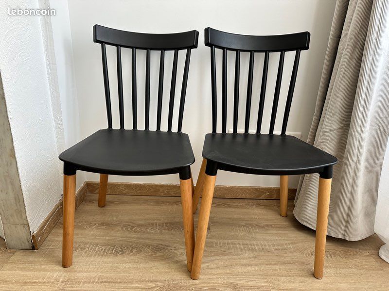 2 chaises scandinaves bois et plastique noir (image 1)