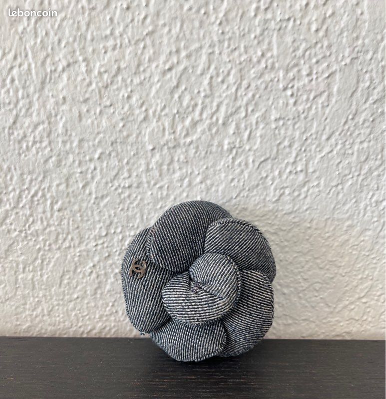 Broche Camélia Noir Et Gris - Environ 9 Cm - De Boutique Parisienne - Occasion, état Comme Neuve