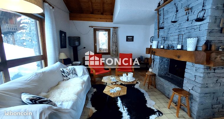 Rare et prisé chalet en pierre , bois et toiture en lauze
