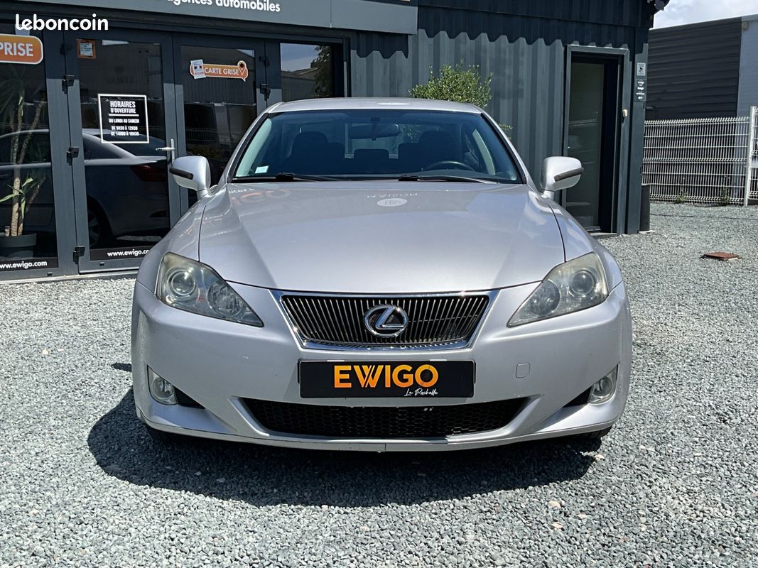Lexus is 2.2 220d 175ch finition executive / regulateur / suivi (image 9)