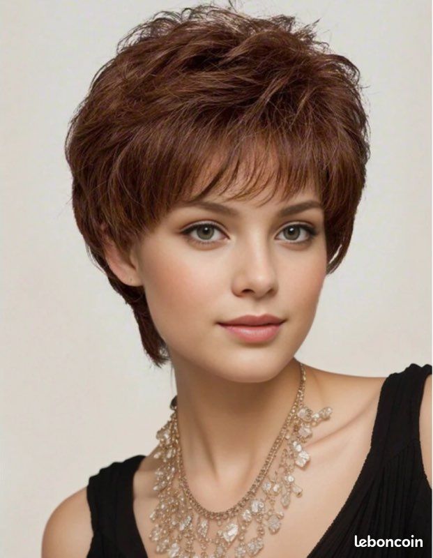Perruque Courte Brune Synthétique Pixie Avec Frange - Inclut 4 Bonnets
