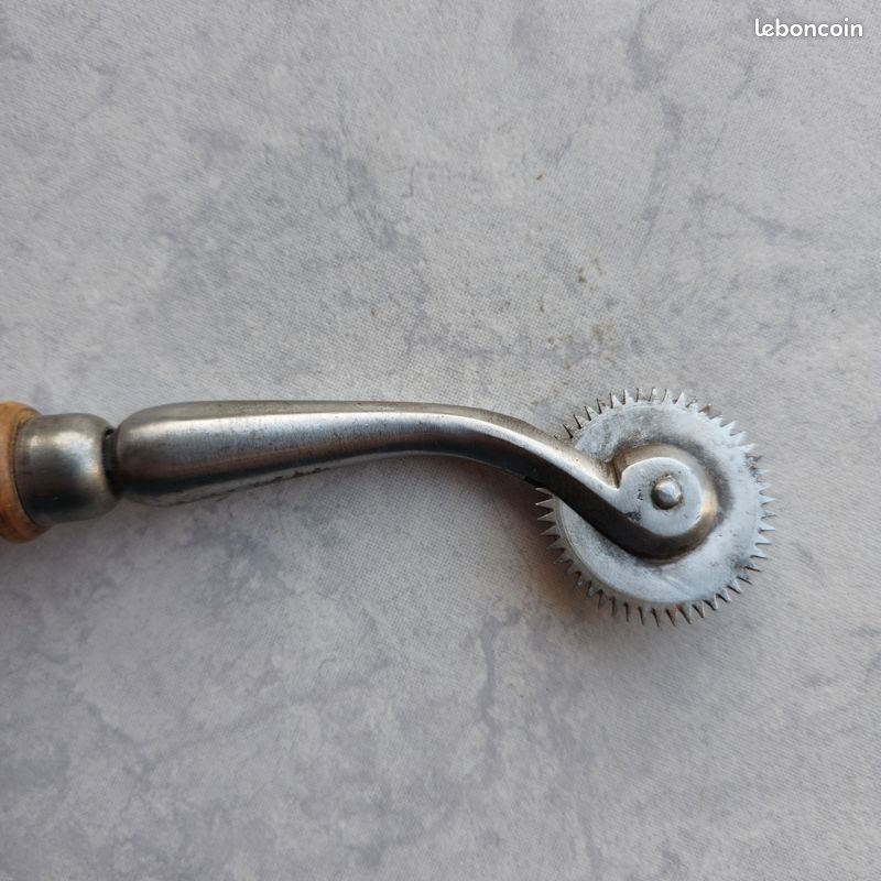 Outil à Main – Roulette Pour Cuir – Cordonnier Bourrelier – Acier Et Bois