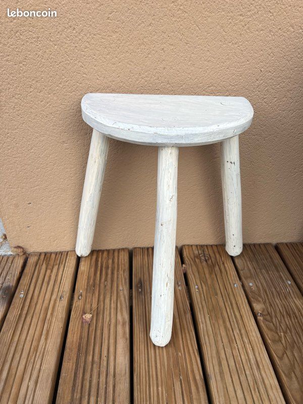 Tabouret ancien en bois – charme authentique – style rustique / campagne (image 1)