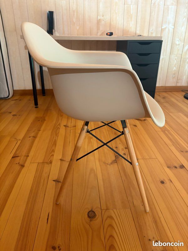 Chaise scandinave avec accoudoirs (image 3)