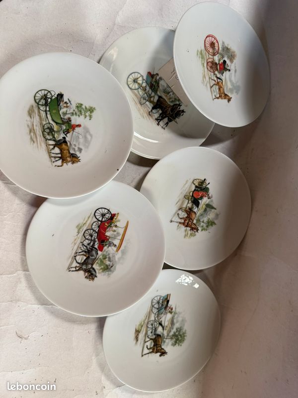 6 Petites assiettes en porcelaine blanche décor calèches chauvigny (image 1)