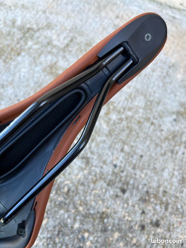 Selle Route/fixie Imitation Cuir Marron Rivet Inox Accessoire Velo Pas Cher Selles De Velo