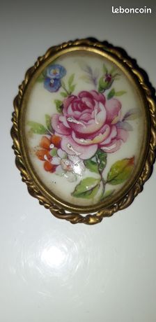 BROCHE ANCIENNE EN porcelaine de Limoges, scène romantique, 1940