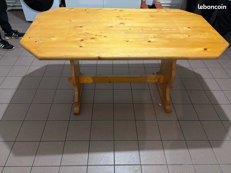 Table en pin (image 1)