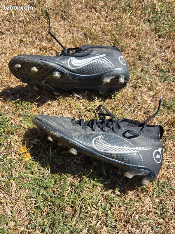 Chaussure foot Nike taille 38.5 (image 1)