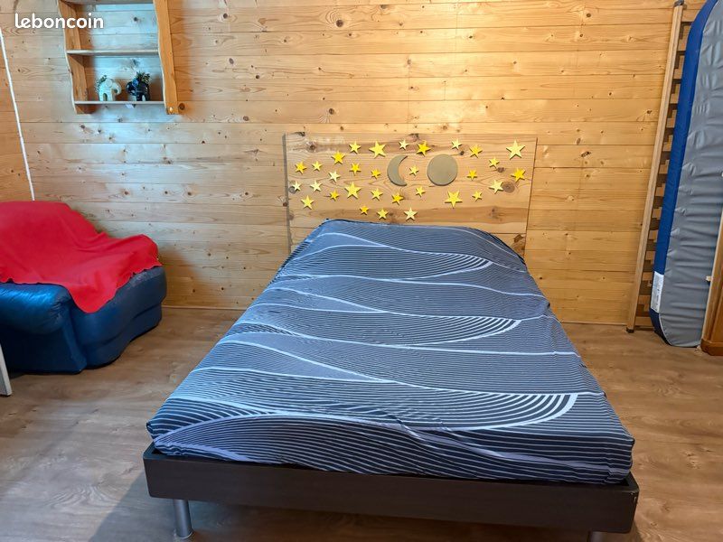 Maison style chalet en bois avec piscine (image 11)