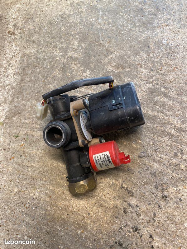 Frisquet Moteur v4v avec corps de vannes et capteurs de pression (image 2)