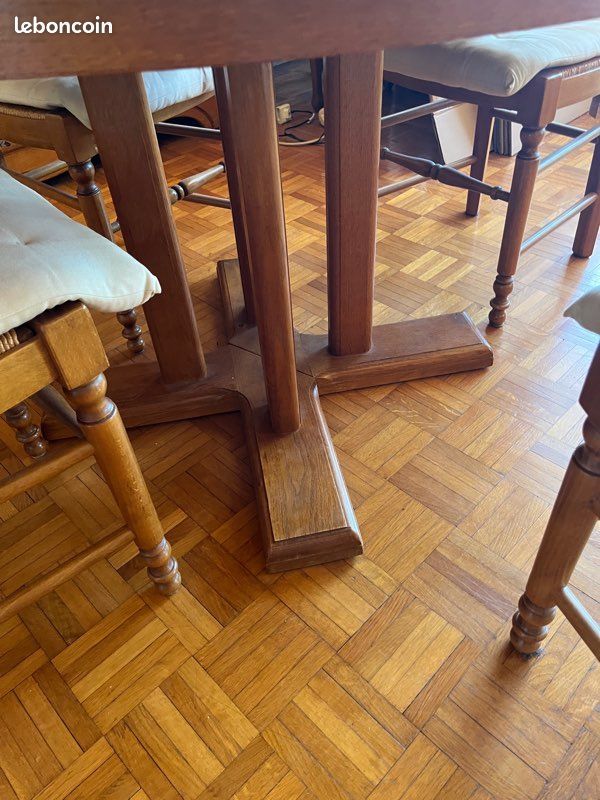 Table ronde et chaises en chêne massif (image 3)